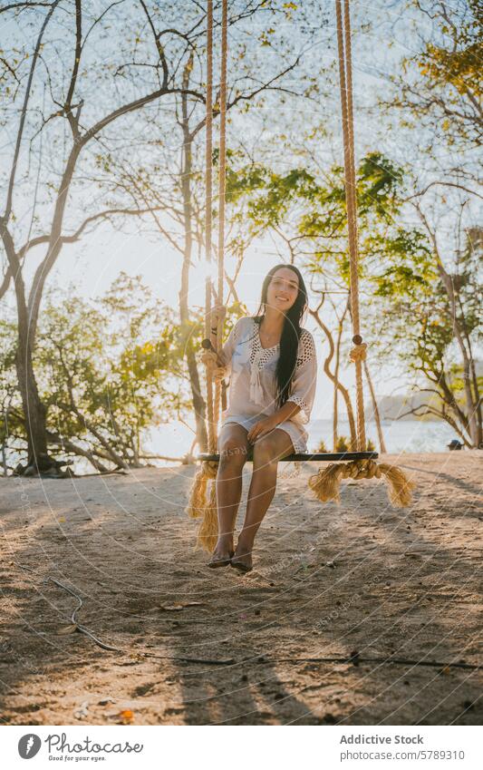 Gelassener Swing-Moment am Strand von Costa Rica Frau pendeln Gelassenheit friedlich Erholung Bäume Schatten Seil jung Genuss Küste tropisch Freizeit Urlaub