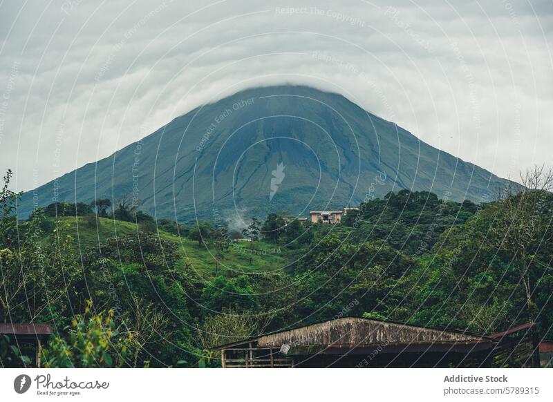Majestätischer Vulkan Arenal und üppige Landschaft in Costa Rica Arenalvulkan Cloud grün Haus Natur vulkanisch Berge u. Gebirge tropisch Mittelamerika reisen
