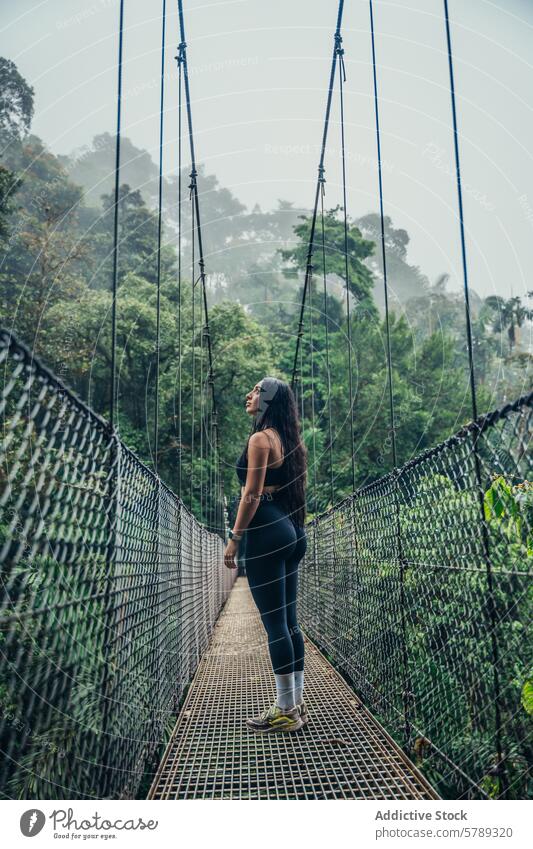 Erkundung des nebligen Regenwaldes von einer Hängebrücke aus Frau Costa Rica üppig (Wuchs) Natur Gelassenheit grün Abenteuer reisen im Freien tropisch Dschungel