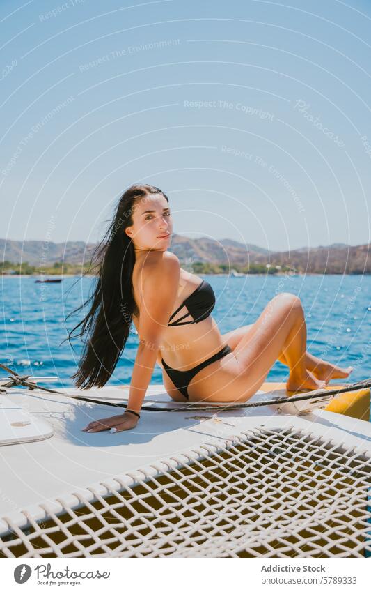 Junge Frau entspannt sich auf einer Jacht in Costa Rica MEER Bikini entspannend Sonnenbad reisen Urlaub Freizeit Reichtum nautisch marin Küstenlinie tropisch