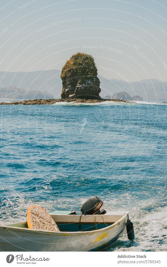 Gelassene costaricanische Meereslandschaft mit Boot und Felsen Costa Rica Wasser Gesteinsformationen ruhig übersichtlich üppig (Wuchs) Hintergrund kleines Boot
