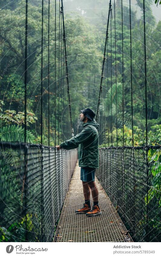 Mann steht auf einer nebligen Hängebrücke in Costa Rica Kettenbrücke Regenwald Nebel Grün üppig (Wuchs) Natur im Freien Abenteuer reisen Einsamkeit