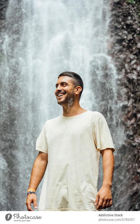 Lächelnder Mann vor einem Wasserfall in Costa Rica reisen Abenteuer Freude Gelassenheit Natur im Freien Freizeit Fröhlichkeit männlich freudige