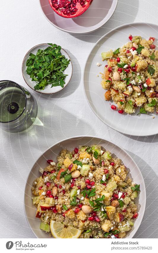Gesunder Quinoa-Salat mit Granatapfel und Nüssen, Ansicht von oben Salatbeilage Muttern Küchenkräuter Schalen & Schüsseln Gesundheit farbenfroh verziert Saatgut