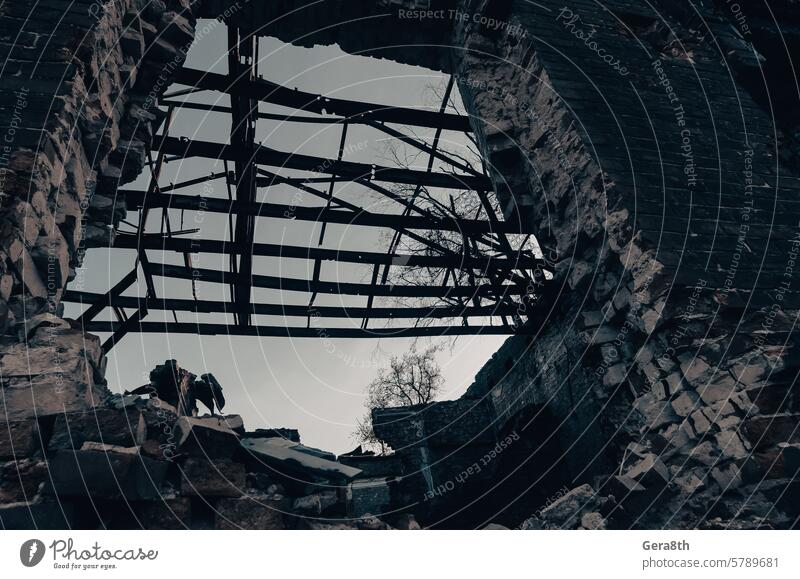im Inneren eines beschädigten Hauses in der Ukraine donezk Kherson kyiv Lugansk mariupol Russland Saporoschje aussetzen Verlassen attackieren avdeevka avdiivka