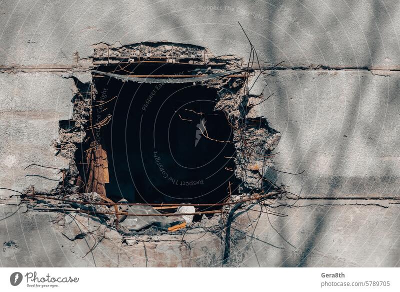 Loch in der Wand eines Hauses durch einen Bombentreffer in der Ukraine donezk Kherson Lugansk mariupol Russland aussetzen Verlassen attackieren gesprengt