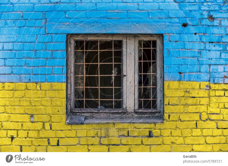 Muster Explosion beschädigt blau gelb Hauswand mit Fenster in der Ukraine donezk Kherson kyiv Lugansk mariupol Russland Saporoschje aussetzen Verlassen