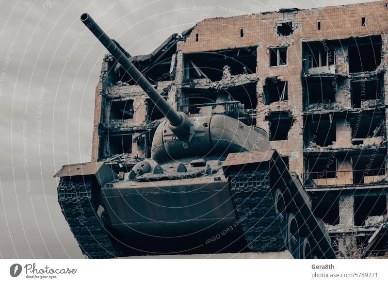 Militärpanzer auf einer Stadtstraße in der Ukraine donezk Kherson Lugansk mariupol Russland Saporoschje aussetzen Verlassen Panzerung attackieren avdeevka