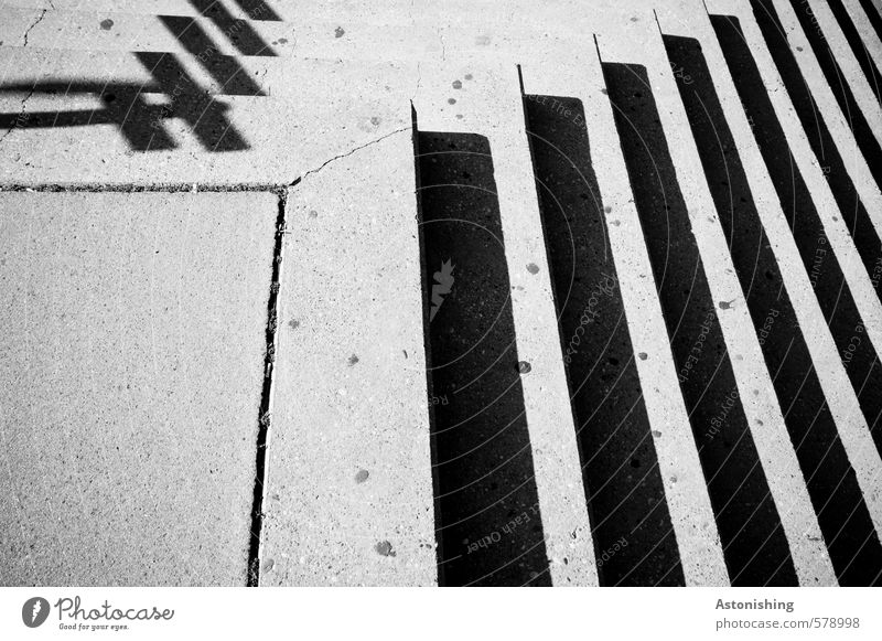Treppen Sonne Platz Architektur Wege & Pfade Beton grau schwarz Ecke hart eckig gehen Bürgersteig Fuge Linie Strukturen & Formen Schwarzweißfoto Außenaufnahme