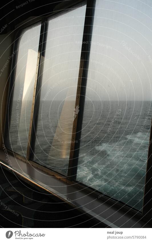 Blick durch ein Fenster auf das Heckwasser einer Fähre im monochromen Abendlicht Schifffahrt Ferien & Urlaub & Reisen Tourismus Passagierschiff Meer Wasser