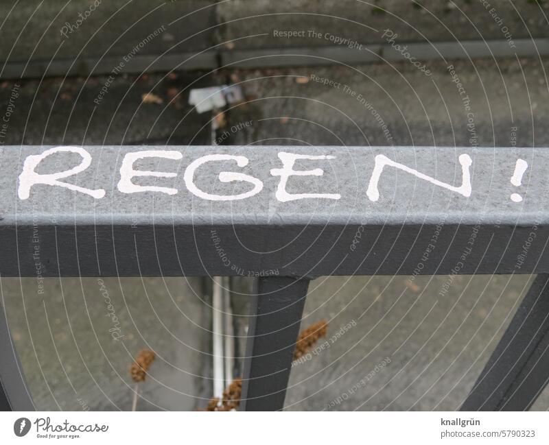 Regen! Text Graffiti Geländer Metall Außenaufnahme Straße Farbfoto Menschenleer Tag grau Schriftzeichen Buchstaben Typographie Subkultur Kreativität
