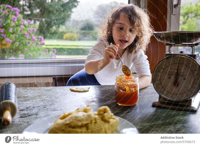 Kind erkundet das Backen zu Hause mit frischen Zutaten backen Küche Teigwaren Nudelholz Marmelade altehrwürdig Skala heimwärts Neugier Lernen Essen zubereiten