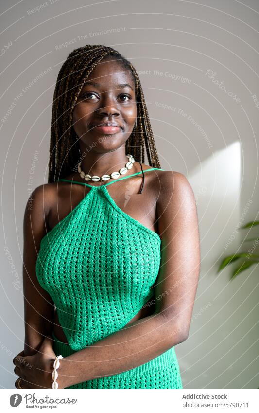 Selbstbewusste schwarze Frau umarmt den Work From Home Lifestyle Afroamerikaner heimwärts Arbeit abgelegen selbstbewusst Lächeln beweglich Unternehmer