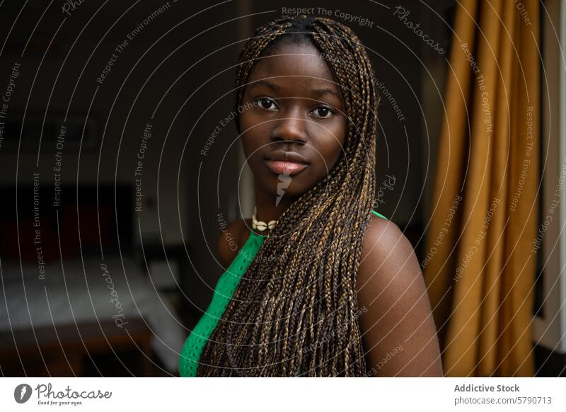 Gelassene afroamerikanische Frau in häuslicher Umgebung schwarz Afroamerikaner heimwärts im Innenbereich Gelassenheit entspannt Ausdruck geflochtenes Haar