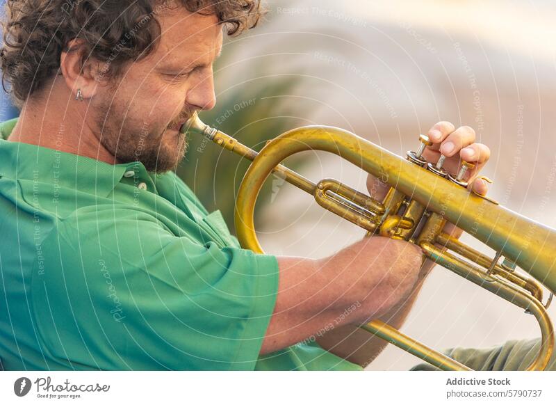 Leidenschaftlicher einarmiger Trompeter tritt im Freien auf Mann Spieler Straße Musik verrichtend Leistung Musiker Instrument Messing Opferbereitschaft
