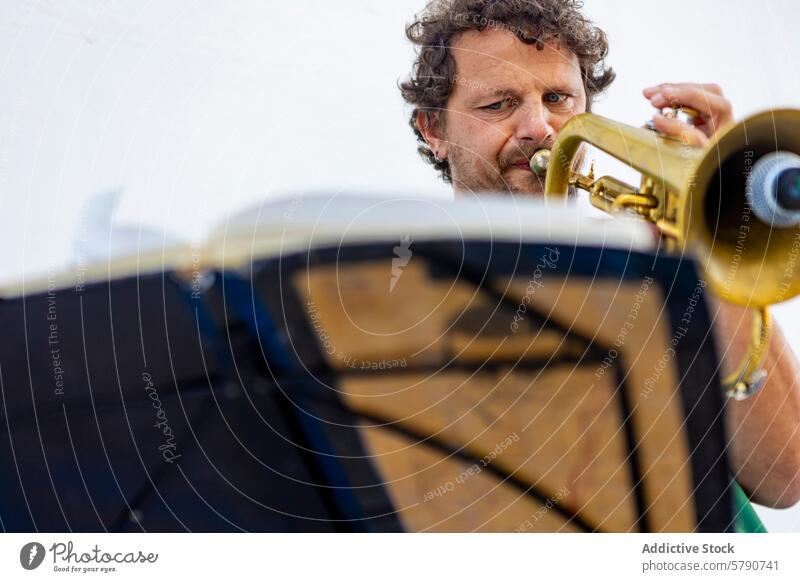 Einarmiger Mann spielt Trompete mit Notenständer einarmig Spielen Straße Musik stehen Leistung Musiker Fokus Fähigkeit Streulicht Tageslicht im Freien Kultur
