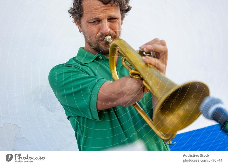 Einarmiger Trompeter beim Auftritt auf der Straße einarmig Mann Leistung Musik Instrument Messing Spielen Musiker Fokus Opferbereitschaft im Freien Straßenbelag