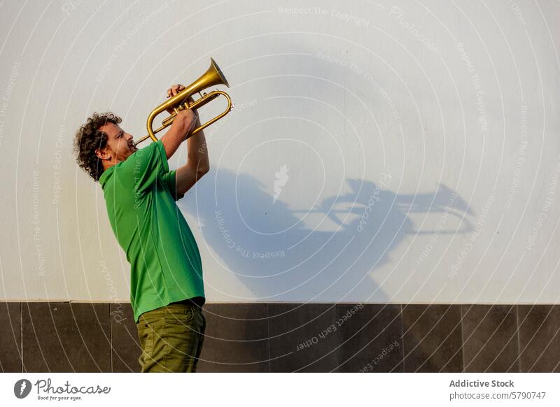 Inspirierender einarmiger Trompeter tritt auf der Straße auf Mann Leistung Musik Instrument Messing Talent Tatkraft sonnig Augen geschlossen im Freien Musiker
