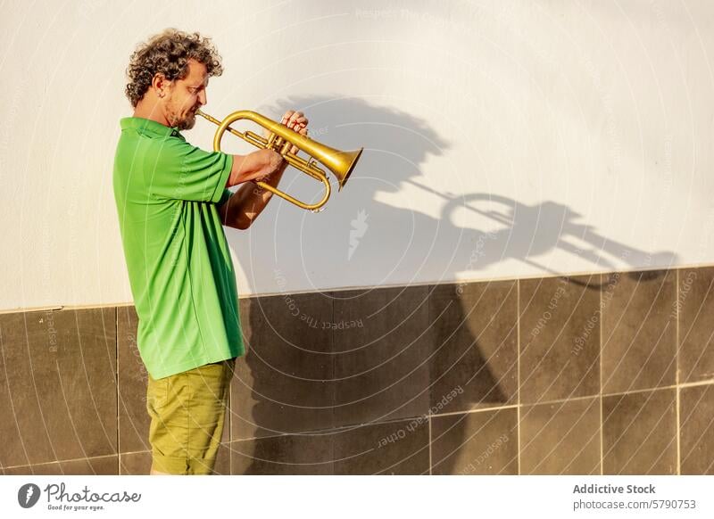 Inspirierender einarmiger Trompeter tritt auf der Straße auf Straßenperformance Musiker Spielen Tatkraft Freude urban gekonnt inspirierend Mann grünes Hemd
