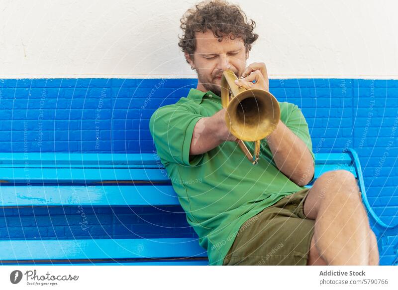 Entschlossener Trompeter mit einem Arm beim Musizieren Mann einarmig Straße Spielen Musik Leidenschaft deaktiviert Talent Instrument Messing Augen geschlossen