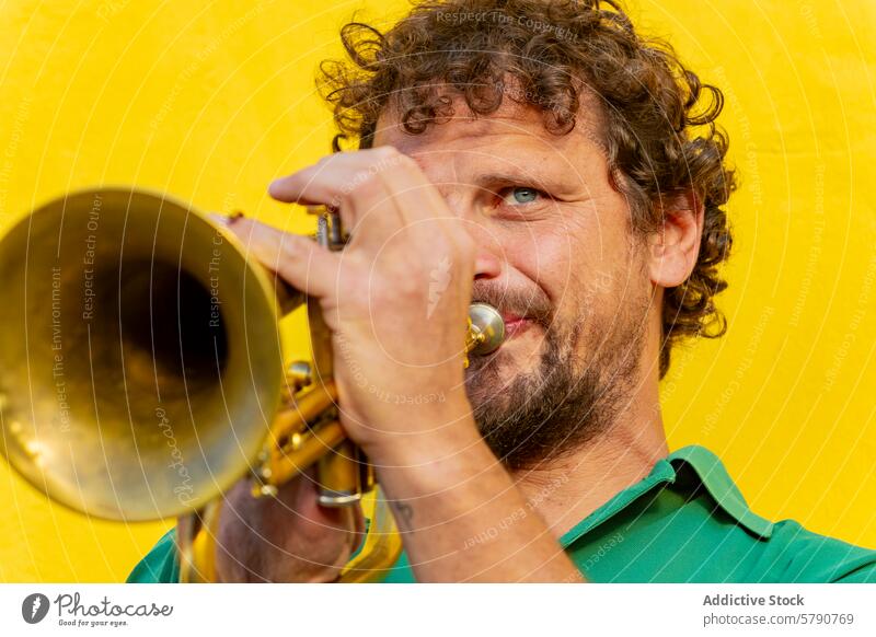 Inspirierender einarmiger Trompeter spielt leidenschaftlich Belastbarkeit Leidenschaft Musik Straße Leistung Musiker inspirierend entschlossen Spielen Messing