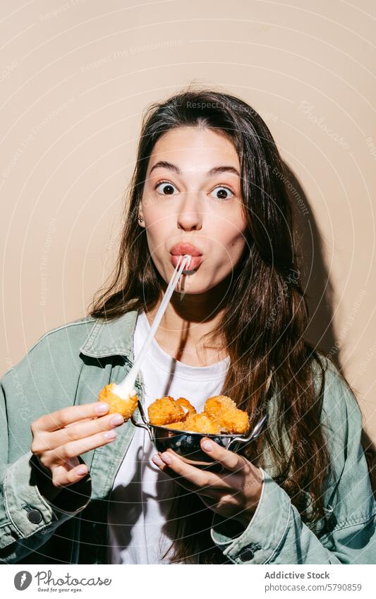Frau genießt knusprigen Kartoffeldip mit Ketchup Kartoffel-Dips Naschen Genuss spielerisch jung Spaß Stroh schlürfend Beteiligung goldbraun Speise Lebensmittel