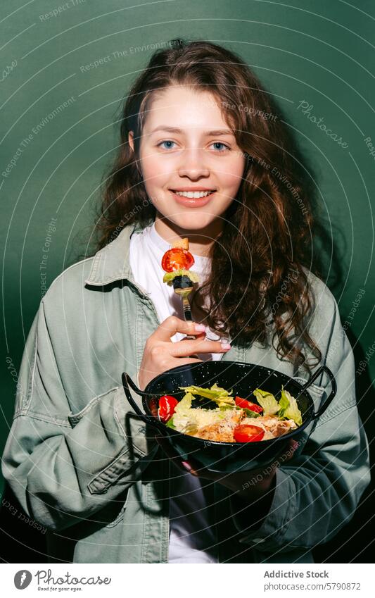 Frau genießt einen frischen Caesar-Salat mit Huhn Salatbeilage Hähnchen Tomate Essen Gesundheit Mahlzeit Schalen & Schüsseln Glück belaubt Suppengrün