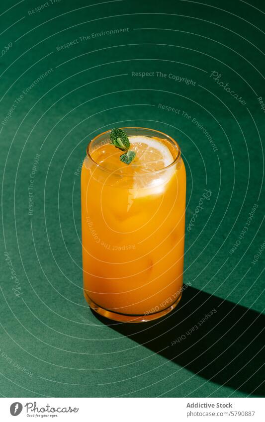 Erfrischende Beeren-Orangen-Limonade auf grünem Hintergrund beeren-orange Minze Zitrone Scheibe Glas erfrischend trinken Getränk alkoholfrei Garnierung kalt Eis