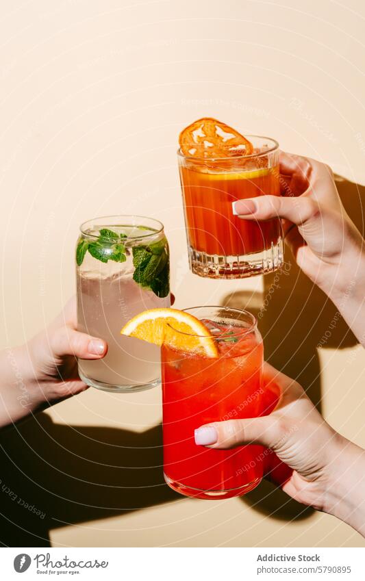 Anonymes Trio erfrischender Cocktails, gehalten von Freunden Hand Halt Mojito beeren-orange Limonade Bloody Mary trinken Getränk Alkohol Glas Eis Erfrischung