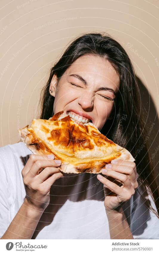 Frau genießt einen leckeren gebackenen Cheburek cheburek Essen Bohnenkraut Gebäck goldbraun Kruste Brotbelag Kalbfleisch Tomaten Mozzarella Käse dor blau