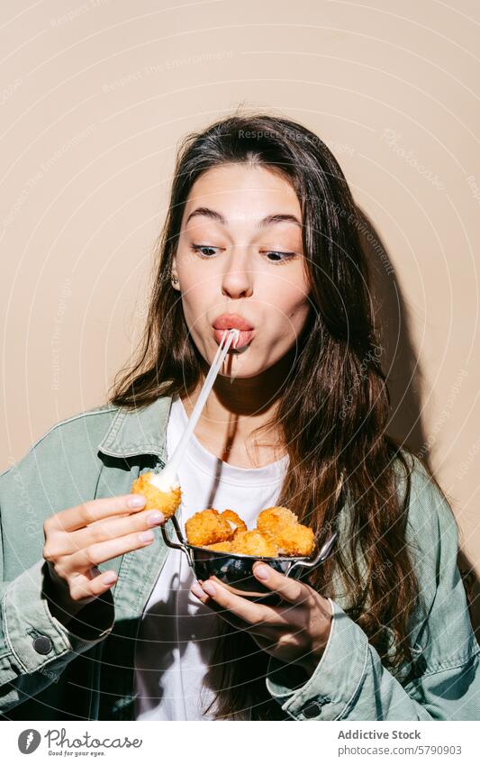 Frau genießt Käsebällchen mit einem Strohhalm im Mund schlürfen lässig Snack golden geschmackvoll appetitlich informell Essen Beteiligung Schalen & Schüsseln