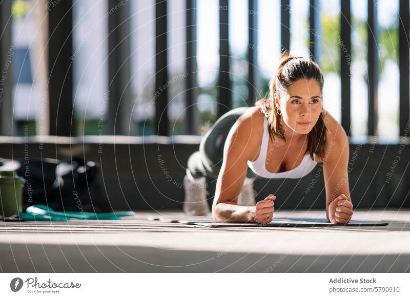 Entschlossene Frau beim Training zu Hause Athlet Fitness Übung Schiffsplanken heimwärts im Innenbereich Tatkraft Sportbekleidung Gesundheit Lifestyle Stärke