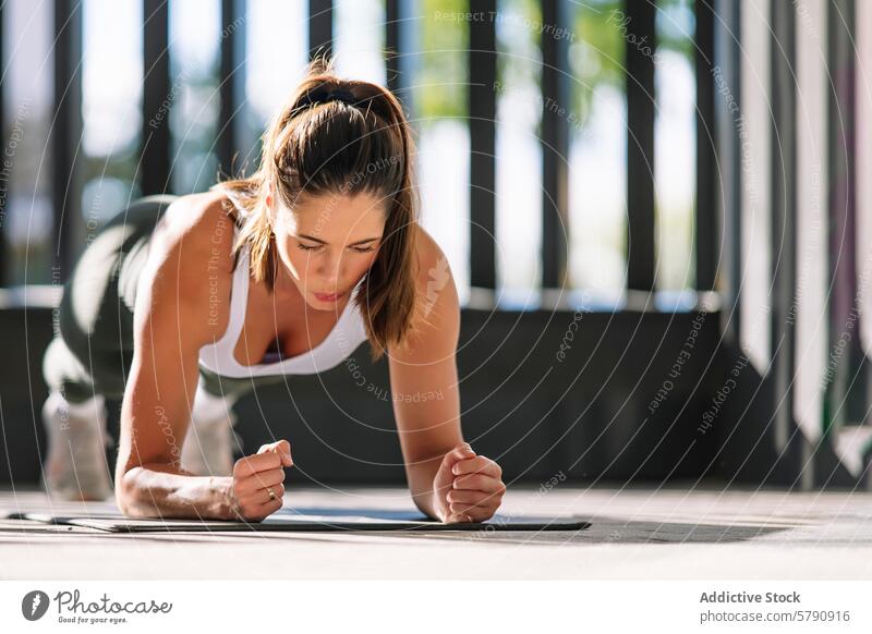 Sportliche Frau beim Training zu Hause sportlich Übung Schiffsplanken heimwärts Fitness Tatkraft im Innenbereich Sportbekleidung Gesundheit aktiv Lifestyle