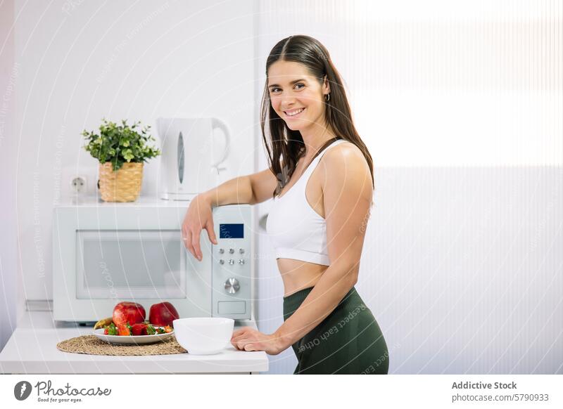 Fitness-Frau mit gesundem Essen in der Küche Gesundheit Lebensmittel modern heimwärts sportlich anhaben Lächeln vorbereitend Mahlzeit frisch Frucht