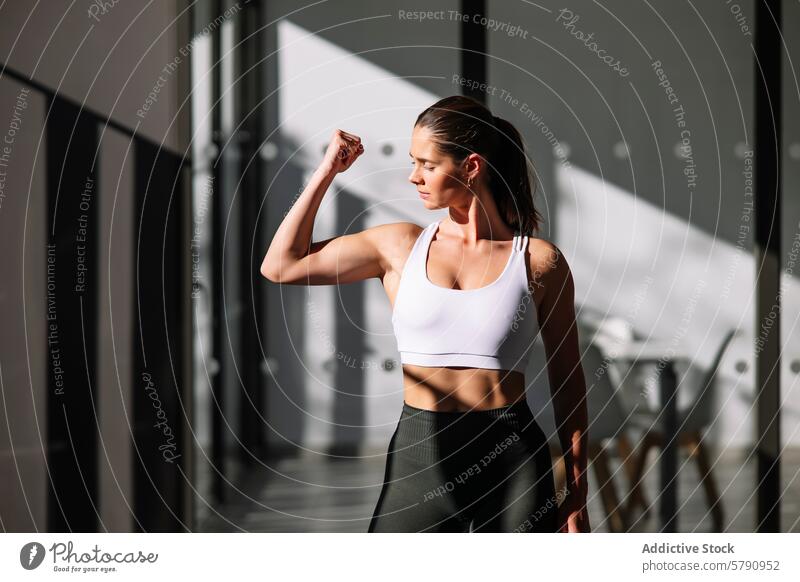 Sportliche Frau trainiert zu Hause sportlich Training heimwärts Stärke Fitness Gesundheit Sportbekleidung im Innenbereich trainiert. Lifestyle Wohlbefinden