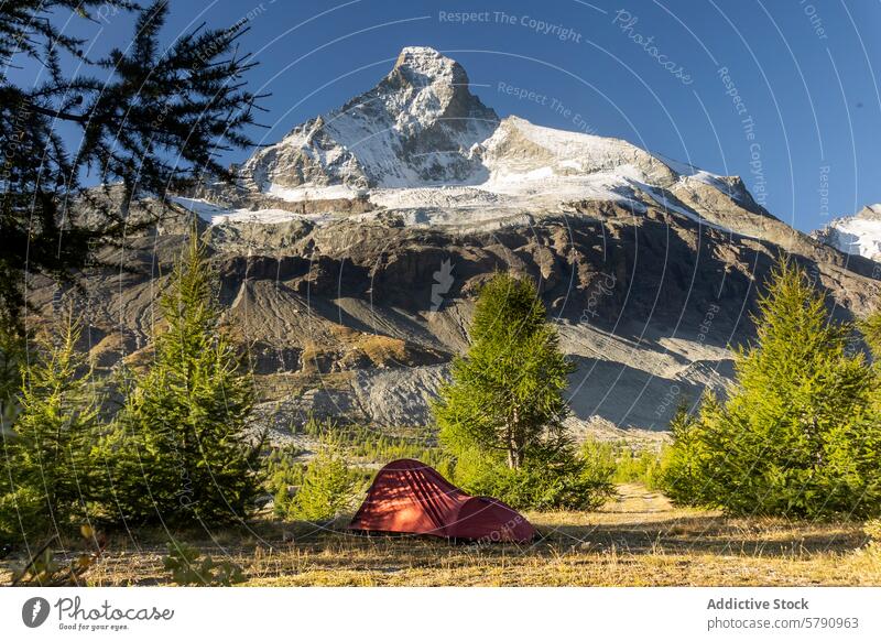 Frühlingscamping am Fuße des Matterhorns, Schweiz Camping Campingplatz Zelt Berge Alpen Landschaft Natur im Freien Abenteuer reisen wandern Tourismus malerisch
