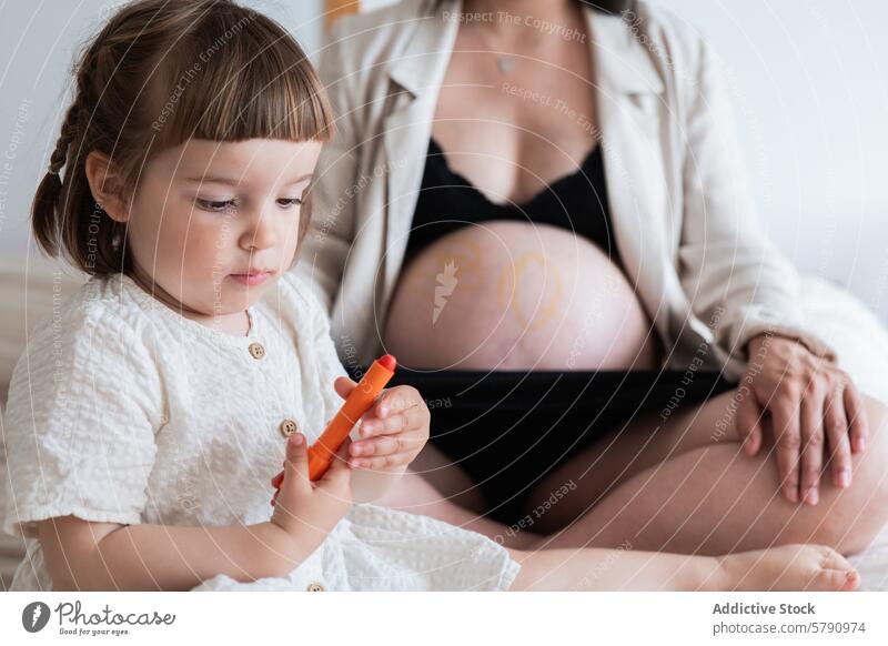 Kind Zeichnung auf schwangere Mütter Bauch, Familie Moment Mutter Liebe Geschwisterkind binden Ausdruck Herz Farbstift Mutterschaft Kleinkind Frau