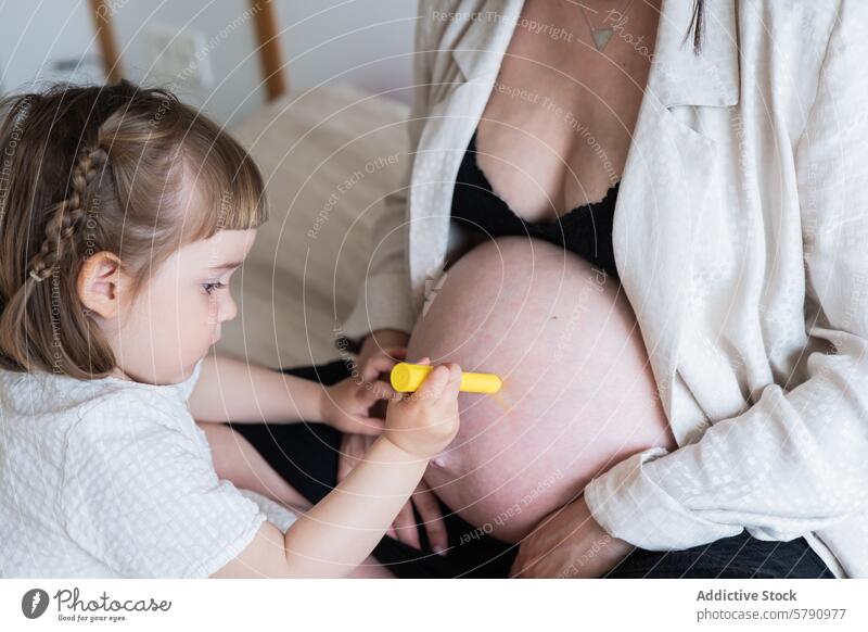 Kleinkind interagiert mit dem Bauch der schwangeren Mutter Kind berühren Neugier Frau Familie Mutterschaft Pflege Liebe Schwangerschaft erwartungsvoll Tochter
