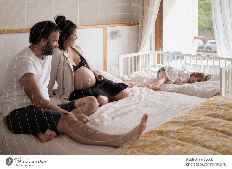 Zärtliche Familienszene mit schwangerer Mutter Frau Partner Kind schlafen Angebot Moment Schlafzimmer Mutterschaft Elternschaft Liebe Pflege Erholung