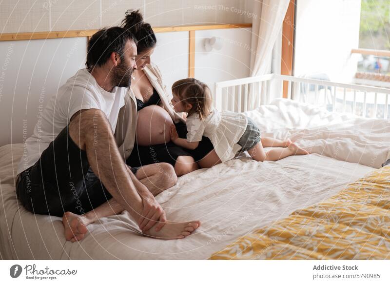 Werdendes Paar mit Kleinkind an einem gemütlichen Morgen Familie schwanger Mutter Vater Bett sonnenbeschienen heimwärts Intimität Elternschaft Mutterschaft