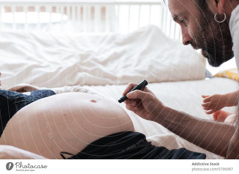 Werdende Vater Zeichnung auf schwangere Partner Bauch Schwangerschaft Bett Angebot Moment erwartend Eltern Schreibstift skizzierend pränatal Mutterschaft
