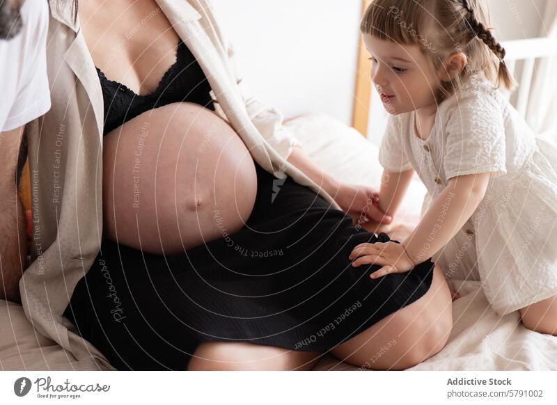 Kleines Mädchen neben ihrer schwangeren Mutter Schwangerschaft Kind Bauch berührend Familie Liebe erwartend jung Angebot Moment Emotion binden Mutterschaft