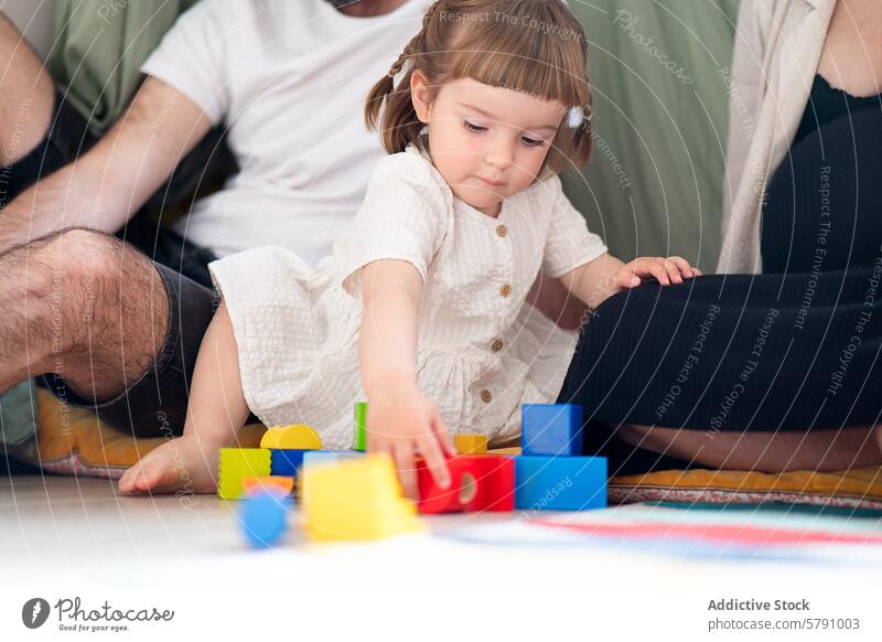 Kleinkind Mädchen spielt mit bunten Blöcken zu Hause Spielen Gebäude farbenfroh heimwärts Familie Spielzeit Kind Spaß Aktivität lehrreich Spielzeug Lernen