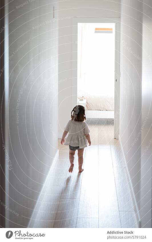 Kleinkind Mädchen zu Fuß in Richtung Licht im Flur laufen Barfuß Tür offen natürliches Licht hell heimwärts im Innenbereich Kind erkunden Neugier Rückansicht