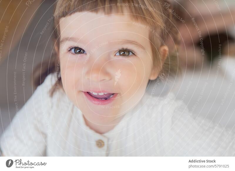 Fröhliches Nahaufnahmeporträt eines lächelnden Kleinkindes Kind Porträt Lächeln Mädchen Freude Fröhlichkeit offen heiter jugendlich spielerisch Ausdruck Auge