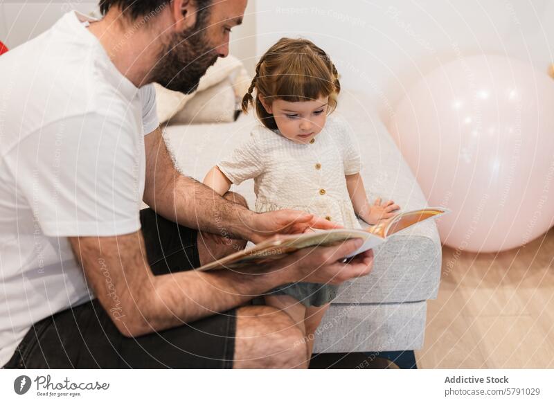 Zärtlicher Moment der Vater-Tochter-Lesezeit lesen Bilderbuch Aufmerksamkeit Lernen Familie heimwärts Bonden Pflege Eltern Kind Bildung Alphabetisierung achtsam