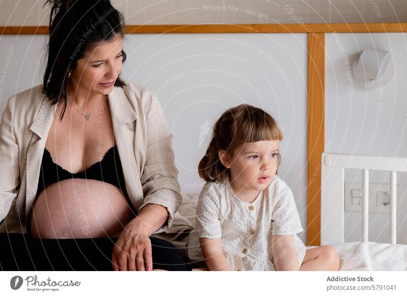 Schwangere Frau und Kind genießen einen ruhigen Moment Schwangerschaft Mutter Tochter Schlafzimmer Familie Mutterschaft Bonden friedlich Gelassenheit