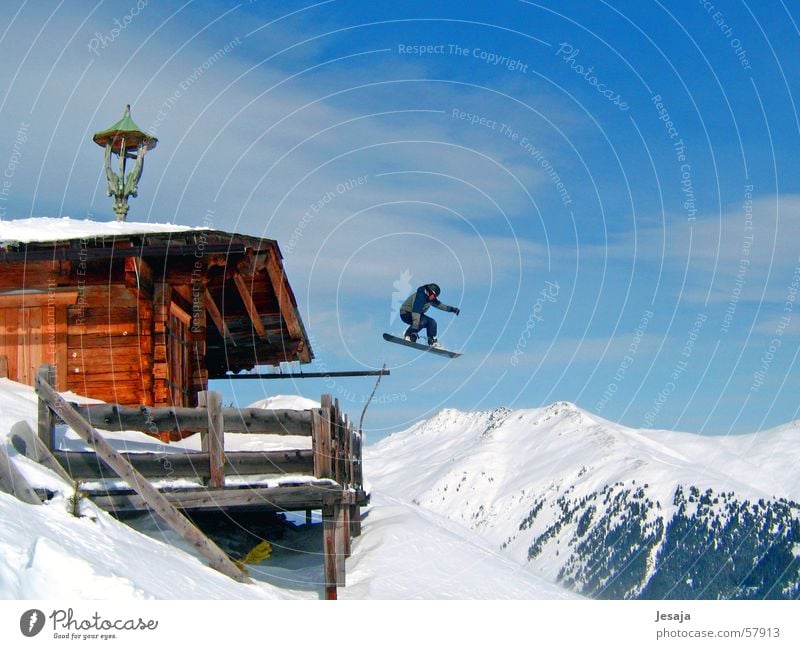 Skiheil Snowboard Winter springen Skihütte Ferien & Urlaub & Reisen Holzhütte Österreich Snowboarder Hütte Schnee Berge u. Gebirge Alpen hoch Snowboarding