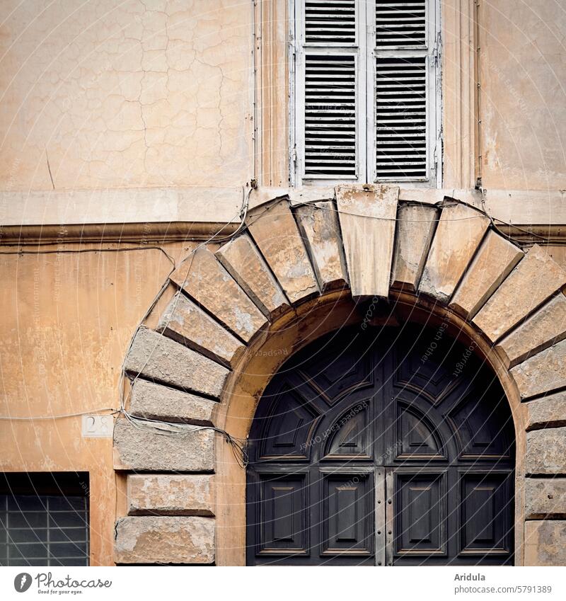 Mediterraner Fassadenausschnitt Haus Fenster Tür mediterran Italien Stadt Putz Fensterläden Fensterladen Wand alt Menschenleer Gebäude Altstadt Holz Steine