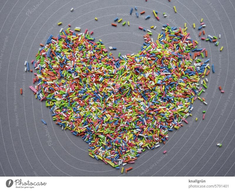 Süßes Herz süß Liebe Süßwaren lecker Farbfoto Ernährung Lebensmittel herzförmig bunt Streusel Nahaufnahme Menschenleer mehrfarbig Studioaufnahme